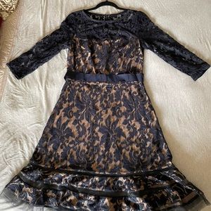 Tadashi Shoji (10) navy blue lace with nude underlay cocktail dress, knee length
